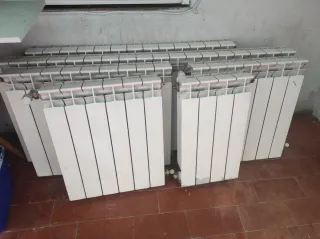 Radiadores de metal blancos