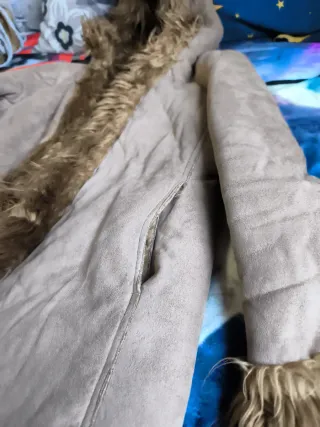 Abrigo beige con capucha y pelo