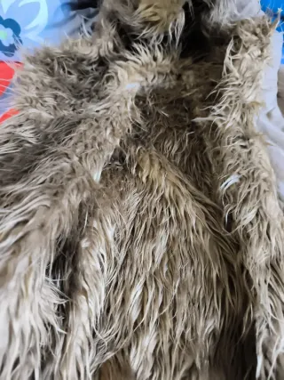 Abrigo beige con capucha y pelo