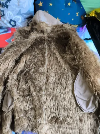 Abrigo beige con capucha y pelo