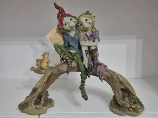 Coppia Pixies gigante su tronco con scoiattolo