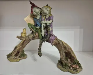 Coppia Pixies gigante su tronco con scoiattolo