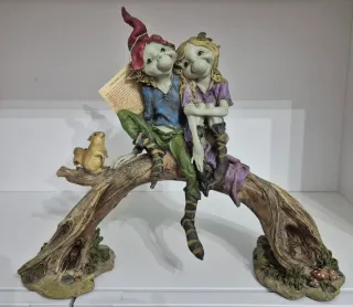 Coppia Pixies gigante su tronco con scoiattolo