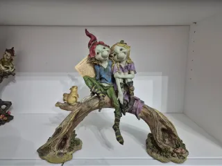 Coppia Pixies gigante su tronco con scoiattolo