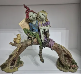 Coppia Pixies gigante su tronco con scoiattolo