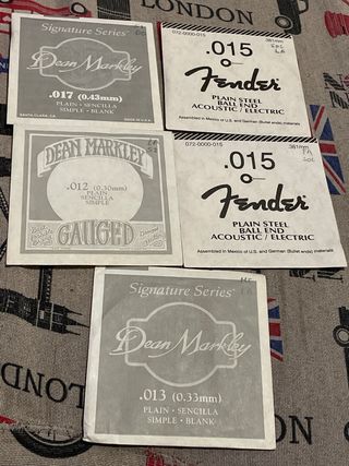 Dipano de madera con cuerdas