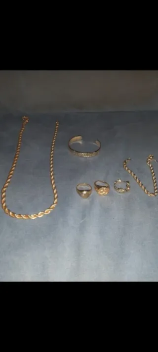 Gioielli dorati: collana, bracciale e anelli