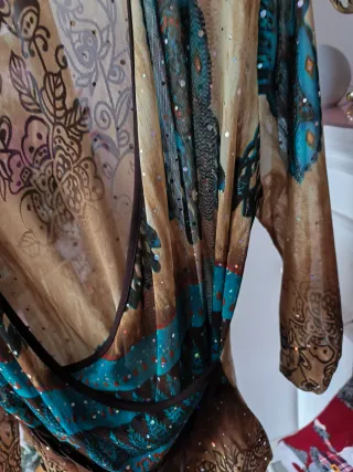 Blusa cruzada marrón con lentejuelas