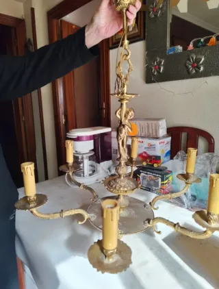 Lámpara de bronce con figuras