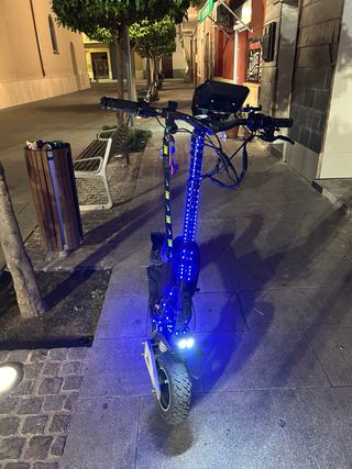 Patinete eléctrico con luces LED