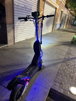 Patinete eléctrico con luces LED