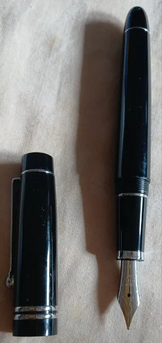 Bolígrafo y pluma estilográfica. FOSSIL.