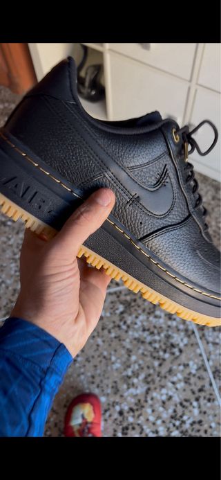 Nike Air Force 1 Luxe Negro Dorado