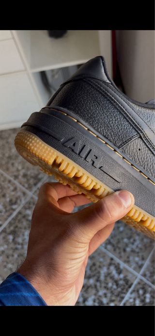 Nike Air Force 1 Luxe Negro Dorado