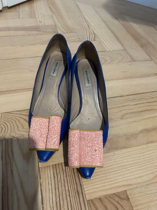 Zapatos MONICA GARCHA azules con lazo rosa. Piel