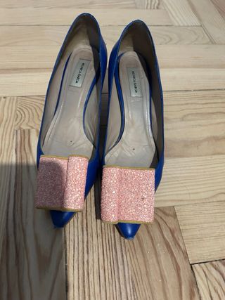 Zapatos MONICA GARCHA azules con lazo rosa. Piel