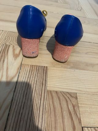 Zapatos MONICA GARCHA azules con lazo rosa. Piel