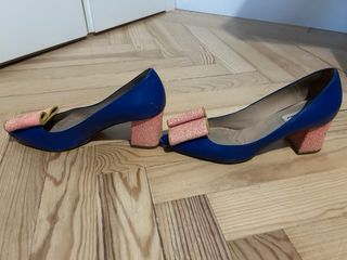 Zapatos MONICA GARCHA azules con lazo rosa. Piel