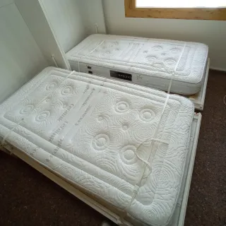 Camas abatibles de madera blancas