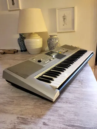 Teclado Yamaha con soporte