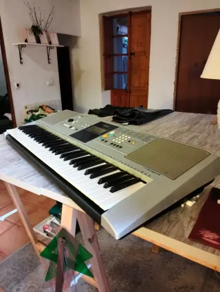Teclado Yamaha con soporte