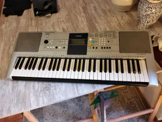 Teclado Yamaha con soporte