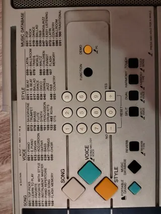 Teclado Yamaha con soporte