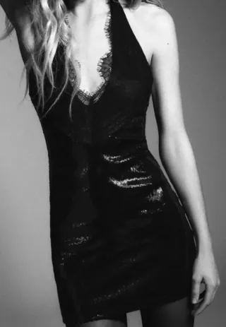 Vestido negro Zara con encaje