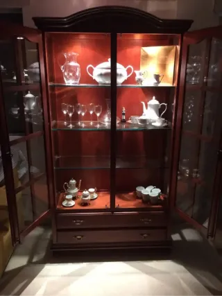 Vitrina madera , puertas cristal