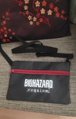 Resident Evil Requiem TGS 2025 Bolso y Abanico