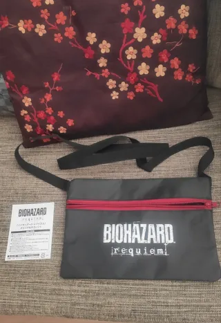 Resident Evil Requiem TGS 2025 Bolso y Abanico