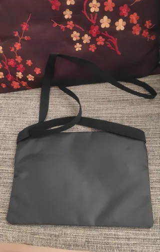 Resident Evil Requiem TGS 2025 Bolso y Abanico