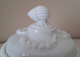 Antigua bombonera francesa de opalina blanca