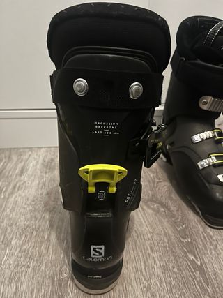 Esquís Atomic con fijaciones + botas Salomon