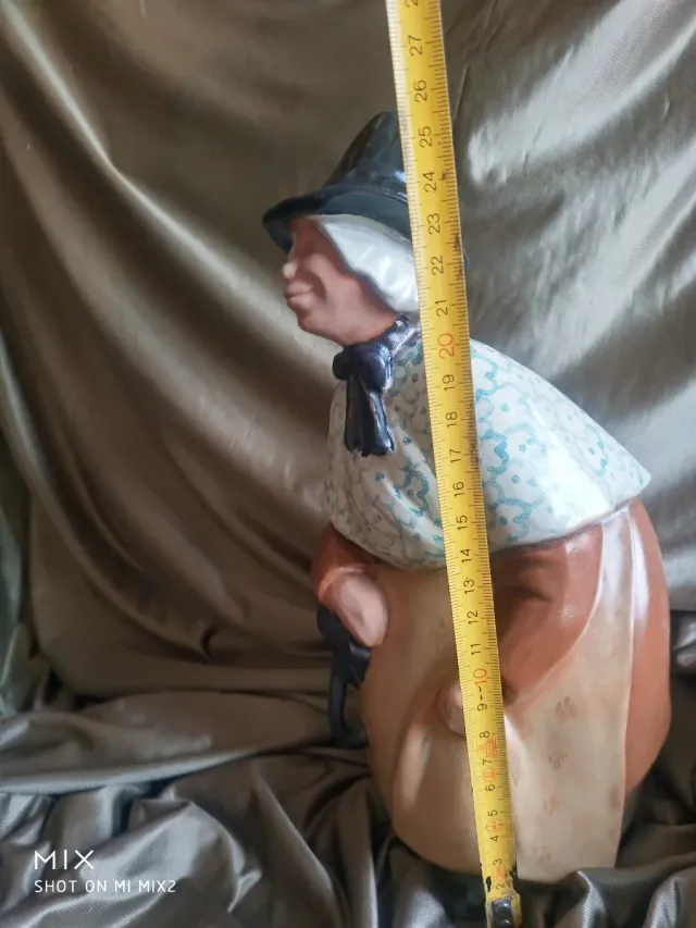 Figura cerámica mujer aldeana con sombrero