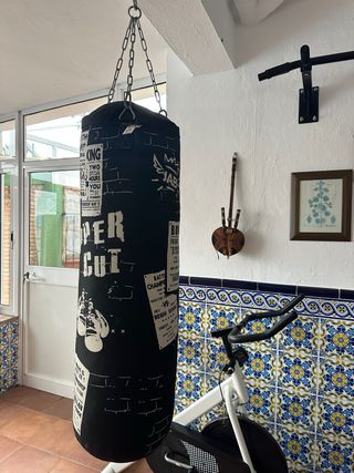 Saco de boxeo negro con diseño