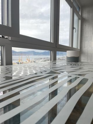 Mesa escritorio con diseño artístico.