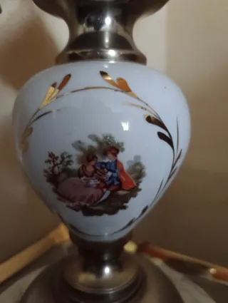 Lámpara de mesa antigua beige y dorada