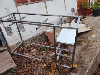 Estantería metálica con baldas de madera