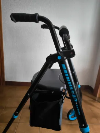 Andador 4 ruedas con asiento y tacos