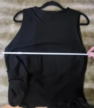 Vestido negro drapeado elegante.