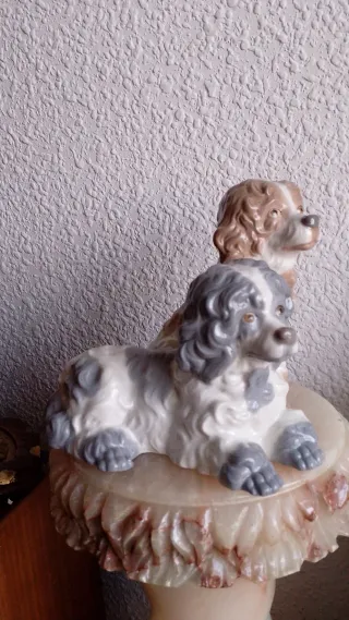 Figuras de perros de porcelana