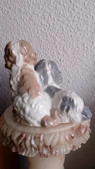 Figuras de perros de porcelana