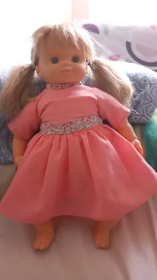 Muñeca rubia con vestido rosa