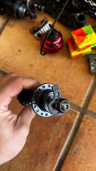 Mozzo posteriore per bici da trial Play con tensori e pignone