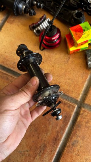 Mozzo posteriore per bici da trial Play con tensori e pignone