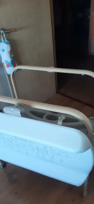 Cambiador de bebé con bandeja