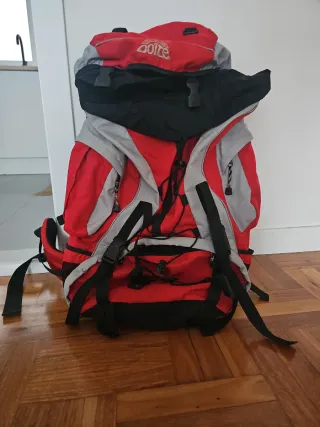 Mochila Osprey Montaña Roja y Gris