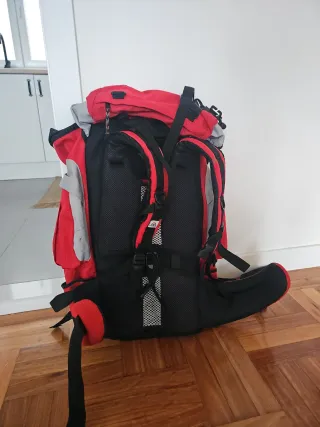 Mochila Osprey Montaña Roja y Gris