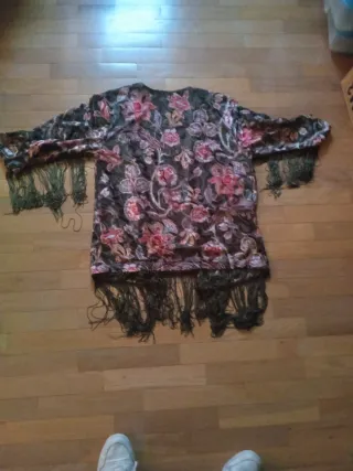 Kimono floral con flecos